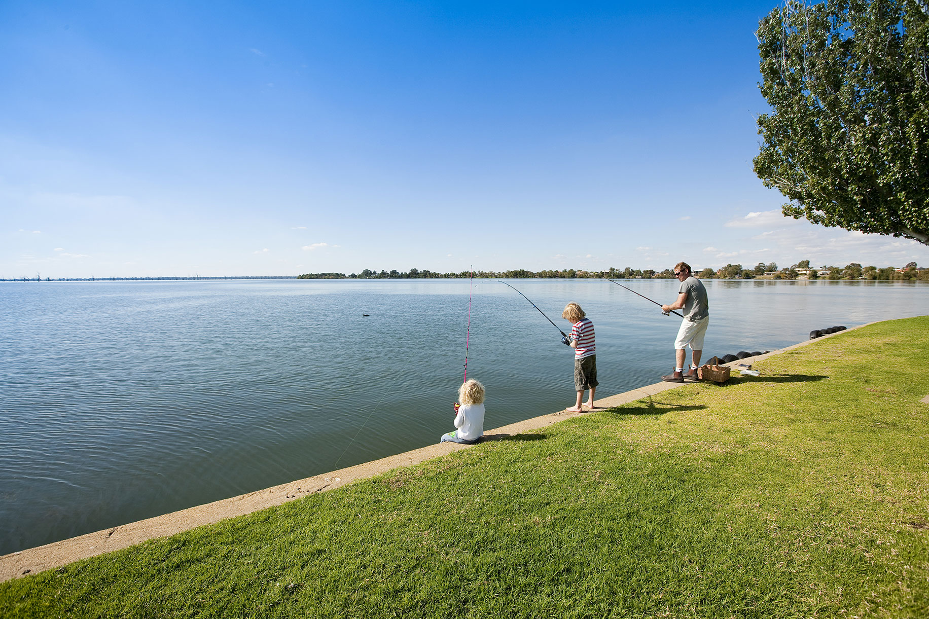 Perfect for families - Lake Mulwala provides fishing, swimming and a rage of water sports activities